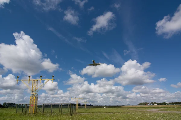 滑走路灯の間空港に cloudscape — ストック写真