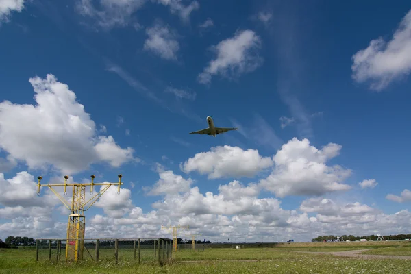 Unidentified plane on landing approach at amsterdam airport — Stock Photo, Image