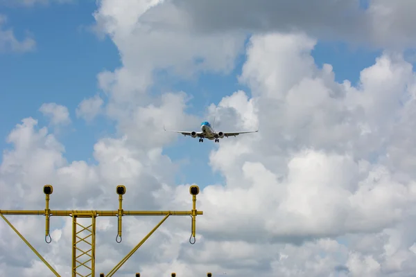 アムステルダム空港で着陸進入の未確認の飛行機 — ストック写真
