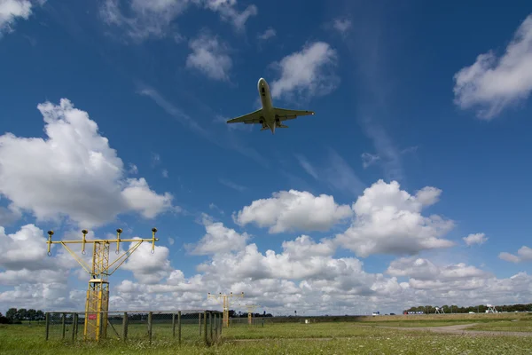 Unidentified plane on landing approach at amsterdam airport — Stock Photo, Image