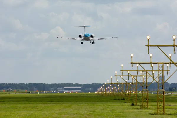 Niezidentyfikowany samolot na lądowanie podejście w amsterdam airport — Zdjęcie stockowe