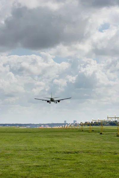 Niezidentyfikowany samolot na lądowanie podejście w amsterdam airport — Zdjęcie stockowe