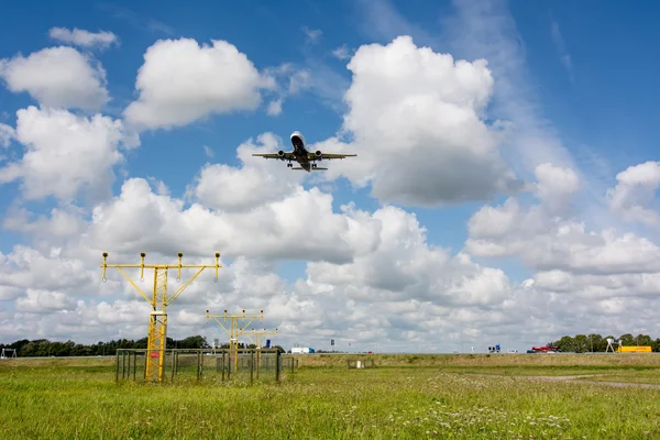 Unidentified plane on landing approach at amsterdam airport — Stock Photo, Image