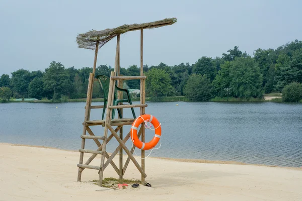 Assento salva-vidas no lado do lago — Fotografia de Stock