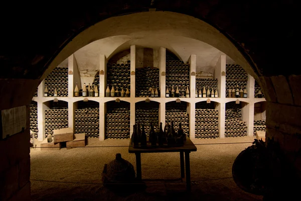 Винний льох зі старими пляшками вина — стокове фото