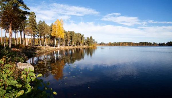 Blauer Bewölkter Himmel Über Blauem See Einem Warmen Herbsttag — Stockfoto