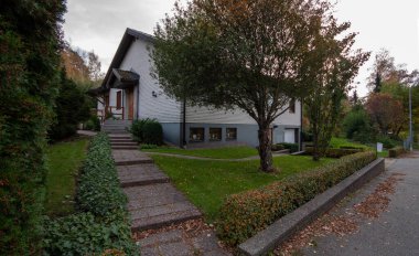 Sonbahar bulutlu bir günde beyaz taştan konut binası