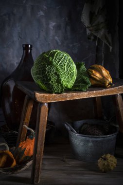 Bir kır evinde lahana ve balkabağı