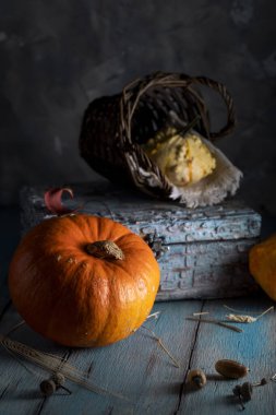 Mavi ahşap masada turuncu balkabağı