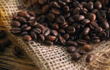 Çuval bezeli büyük kavrulmuş kahve çekirdekleri.