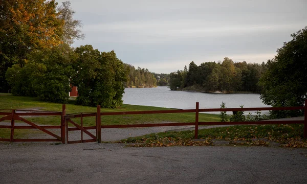 Piros Sövény Előtt Egy Kis Strand Mellett — Stock Fotó