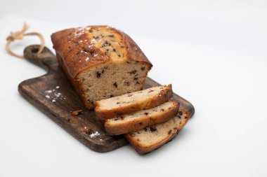 Beyaz tabakta dilimlenmiş çikolatalı kek.