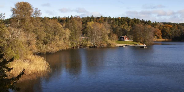 Kleines Rotes Holzhaus See Umgeben Von Herbstbäumen — Stockfoto