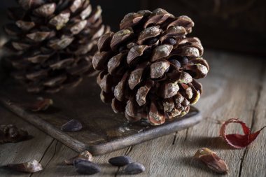 Ahşap kırsal masada çam fıstığı