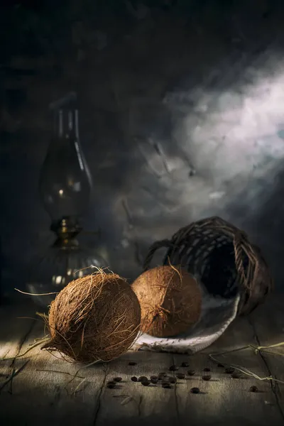Kokosnoten Rieten Mand Rustieke Houten Tafel — Stockfoto