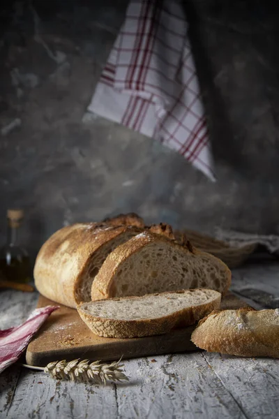 Vers Gesneden Brood Een Houten Tafel — Stockfoto