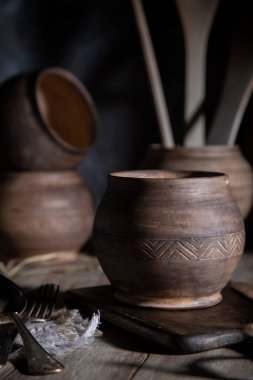 Rustik ahşap bir masada seramik kaplar