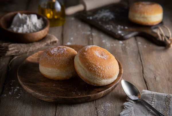 Donuts Frescos Polvilhados Com Migalhas Açúcar Uma Mesa Madeira — Fotografia de Stock