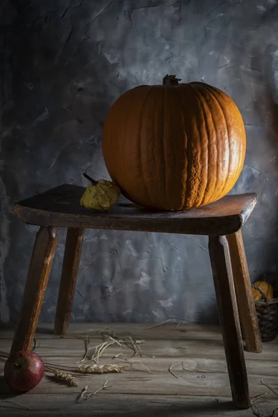 古い木製のベンチに大きなオレンジのカボチャ — ストック写真