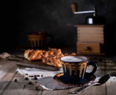 Kırsal masada bir fincan kahve.