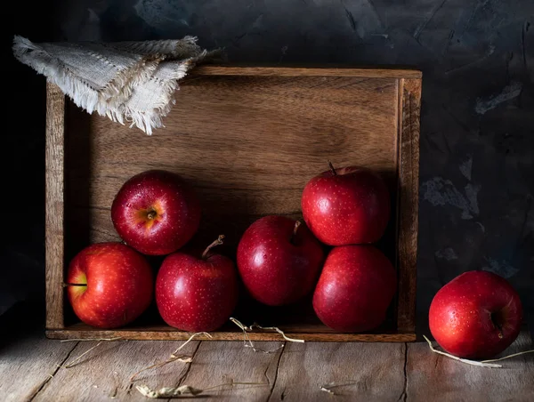 Red Apples Wooden Tray Rustic Table lizenzfreie Stockbilder