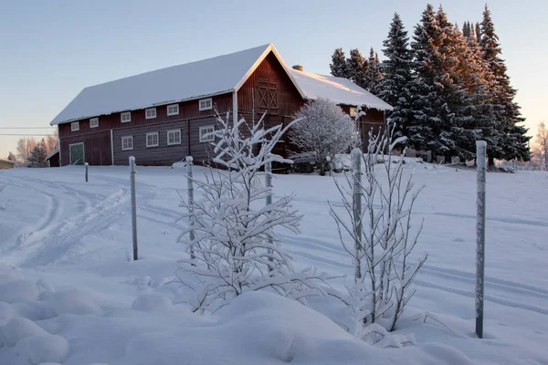 Alte Rote Holzscheune Einem Wintertag Vor Blauem Himmel Stockfoto