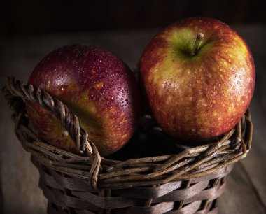 Kırsal bir masada kırmızı elmalar