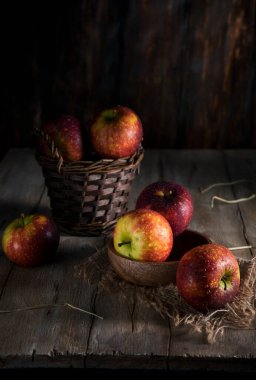 Kırsal bir masada kırmızı elmalar