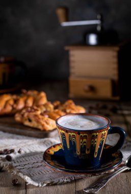 Kırsal masada bir fincan kahve.