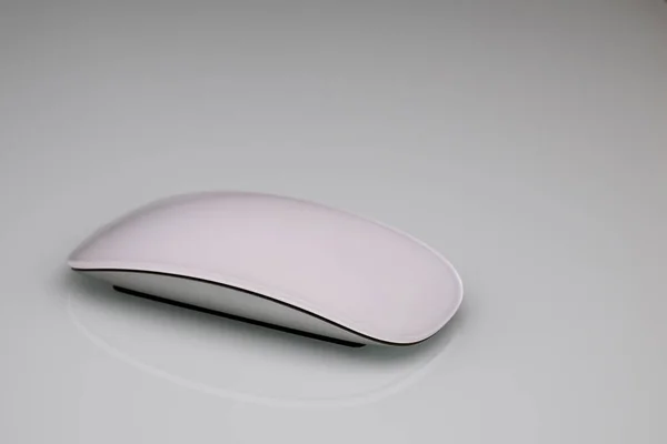 Λευκό Ποντίκι Υπολογιστή Ένα Λευκό Γυάλινο Τραπέζι — Φωτογραφία Αρχείου