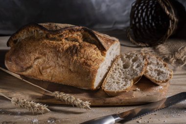Tahta bir masada beyaz buğday dilimlenmiş ekmek.