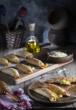 Köy masasında peynirli ev yapımı hamur işleri.