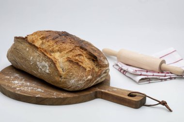 Tahta üzerinde taze beyaz ekmek.