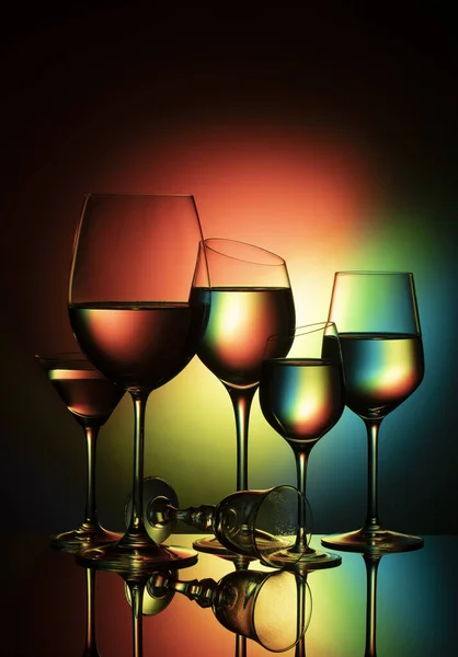 Glazen Bekers Kleurrijke Achtergrond — Stockfoto