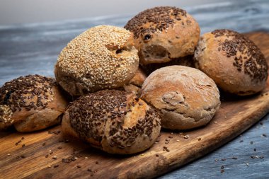 Tahta üzerinde taze ekmek.