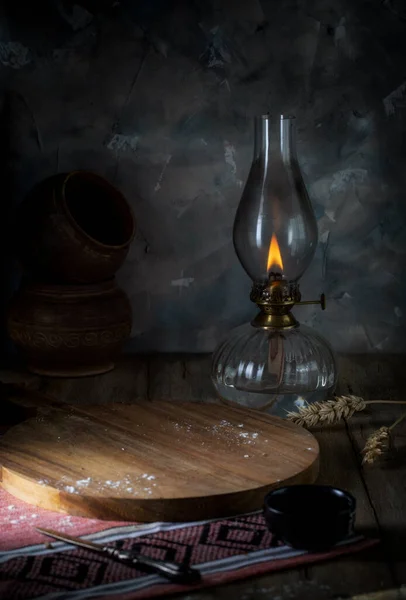 素朴なテーブルの上に古い灯油ランプ — ストック写真