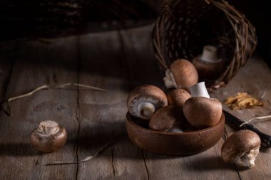 Kırsal bir masada orman mantarları