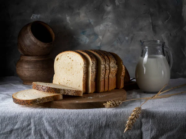 Pan Trigo Rebanado Leche Una Jarra Vidrio Sobre Una Mesa —  Fotos de Stock