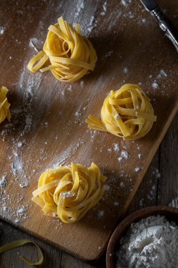 Kırsal bir masada ev yapımı makarna.