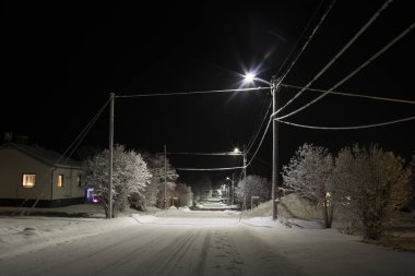 Bir kış gecesi kutup köyünde sokak