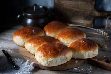 Ahşap bir kırsal masada taze ev yapımı hamur işleri.