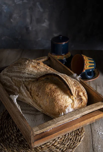 Pão Trigo Fresco Uma Mesa Rústica — Fotografia de Stock