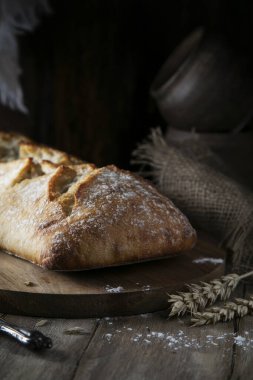 Kırsal masada taze ev yapımı ekmek.