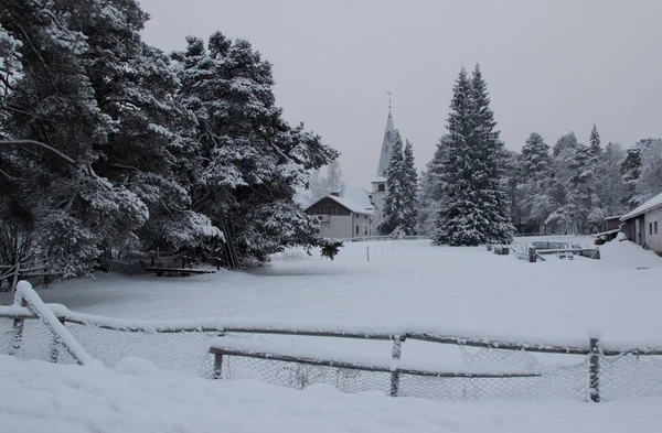 Utsikt Över Bykyrkan Över Ett Snöfält Vinterdag — Stockfoto