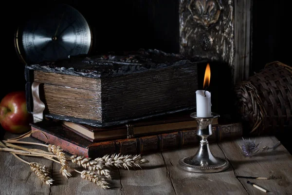 Hořící Svíčka Pozadí Starých Knih Dřevěném Stole — Stock fotografie