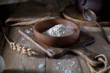 Kırsal bir masada ahşap bir kasede un.