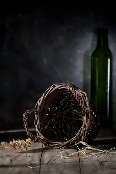 Kleine Rieten Mand Een Houten Tafel — Stockfoto