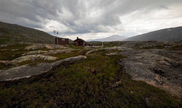 Wooden Cabins Mountain Pass Cloudy Sky — 图库照片