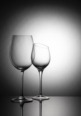 Gradyan arkaplanda iki cam kadeh.