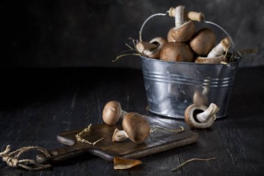 Kastanjechampinjon on a wooden cutting board